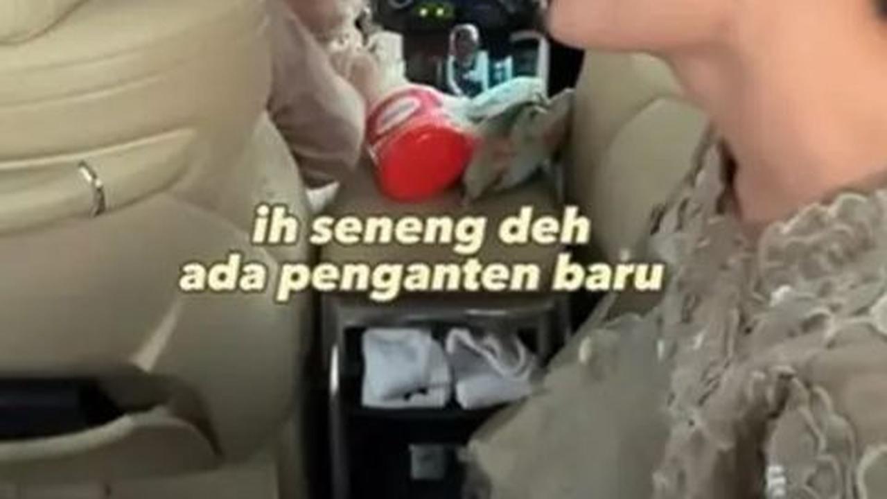 Raffi Ahmad dan Nagita Slavina menumpang mobil Ayu Dewi dalam rangka menghadiri acara fashion show yang sama.