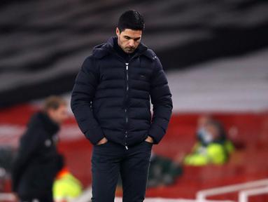 Pelatih Arsenal, Mikel Arteta tampak kecewa dalam laga lanjutan Liga Inggris 2020/21 pekan ke-9 melawan Wolverhampton Wanderers di Emirates Stadium, London, Minggu (29/11/2020) waktu setempat. Arsenal tumbang 1-2 dari Wolverhampton. (AFP/Julian Finney/Pool)
