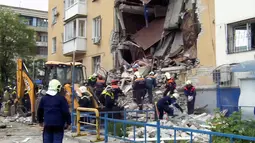 Petugas mencari korban ledakan gas di apartemen di Volgograd, Rusia (17/5). Gubernur wilayah Volgograd, Andrei Bocharov mengatakan ledakan terjadi akibat salah satu penyewa apartemen mencoba menghubungkan jaringan gas tanpa izin. (Rossiya 1 via AP)