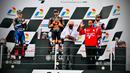 Presiden Jokowi memberikan piala kepada pemenang MotoGP Indonesia 2022 yaitu Miguel Oliveira, kemudian Fabio Quartararo menempati urutan kedua dan Johann Zarco yang menempati urutan ketiga, Minggu 20 Maret 2022. (Foto: Laily Rachev - Biro Pers Sekretariat Presiden)