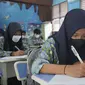 Sejumlah siswa mengikuti proses pembelajaran di SMP Negeri 1 Kota Tangerang, Kamis (12/5/2022). Sekolah di Kota Tangerang mulai menggelar pembelajaran tatap muka (PTM) setelah libur lebaran 2022. (Liputan6.com/Angga Yuniar)