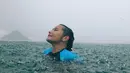 Melalui akun instagramnya, perempuan kelahiran Tangerang 26 tahun silam itu membagikan videonya saat renang di laut dengan cuaca hujan.[Instagram/prillylatuconsina96]