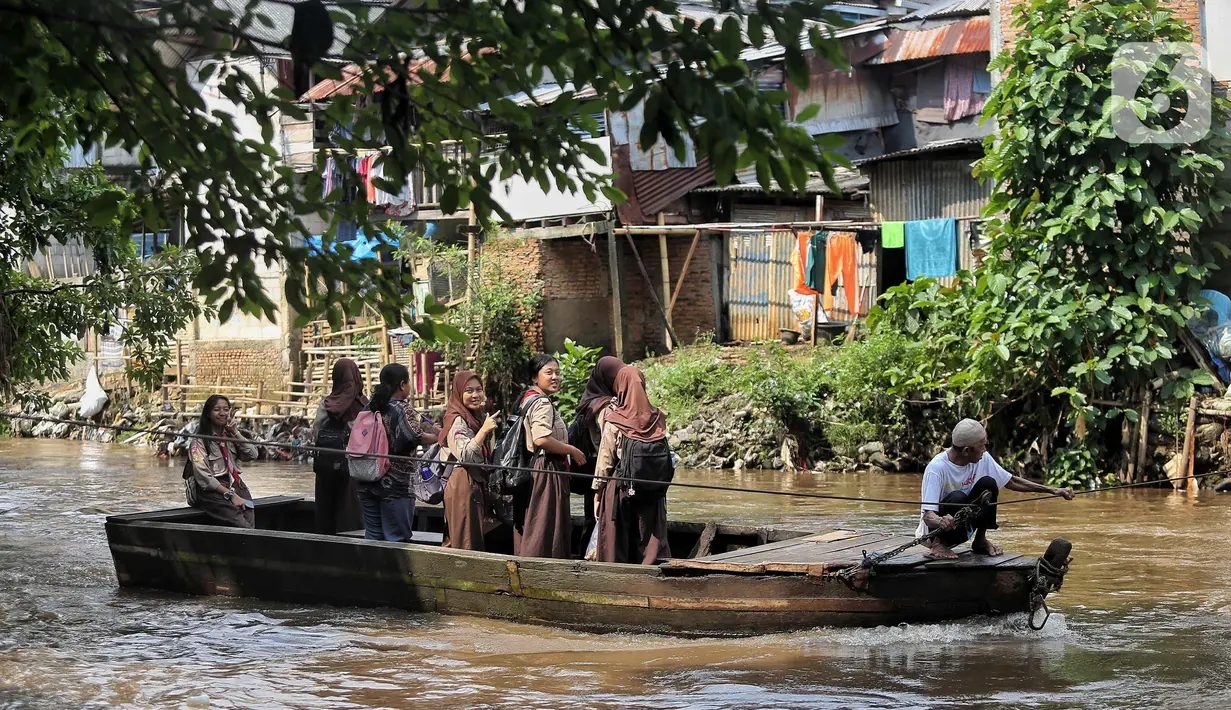 Perahu dengan material kayu itu menjadi pilihan bagi mereka yang tidak memiliki akses ke transportasi umum atau ingin menghindari kemacetan. (Liputan6.com/Angga Yuniar)