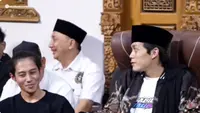 Momen DJ Panda hadiri pengajian Gus Iqdam. [YouTube: @Meisintar]