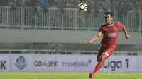 Hamka Hamzah, kapten PSM Makassar ini kenyang akan pengalaman saat bersua Persib Bandung, Ia mampu memotivasi rekan-rekannya bahkan bisa mencetak gol disaat penting. (Bola.com/Nicklas Hanoatubun)