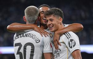 Arda Guler dari Real Madrid (kanan) merayakan bersama Franco Mastantuono dan Trent Alexander-Arnold setelah mencetak gol yang kemudian dianulir dalam laga La Liga antara Real Madrid dan Mallorca di Madrid, Sabtu, 30 Agustus 2025. (AP Photo/Manu Fernandez)