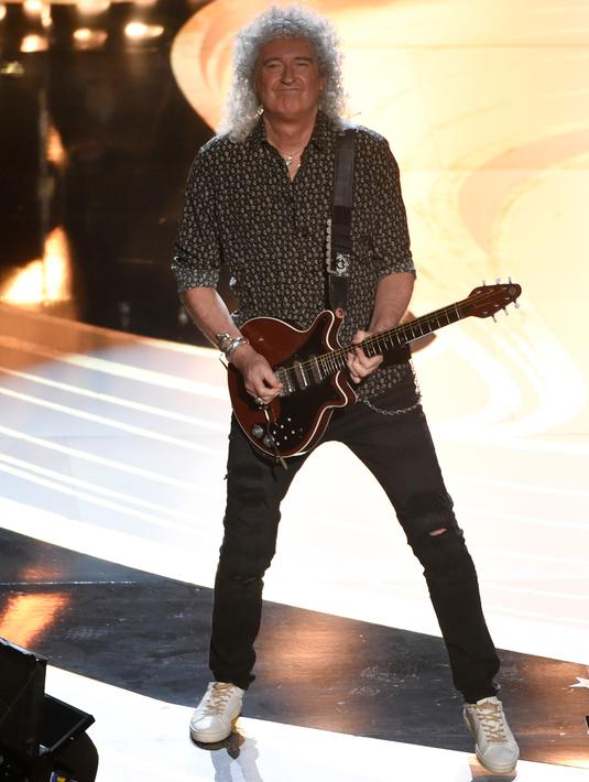 Gitaris band legendaris Queen, Brian May  tampil membuka perhelatan Academy Awards atau Oscar 2019 di Dolby Theatre, Los Angeles, Minggu (24/2). May membuka penampilan Queen di Piala Oscar dengan melakukan solo gitar. (Chris Pizzello/Invision/AP)