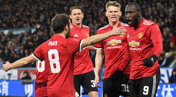 Para pemain Manchester United merayakan gol Romelu Lukaku saat melawan Huddersfield Town pada putaran kelima Piala FA di John Smith stadium, Huddersfield, (17/2/2018). Manchester United menang 2-0. (AFP/Oli Scarff)