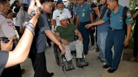 Seorang anggota TNI AL yang menjadi korban ledakan gudang amunisi harus dibawa dengan kursi roda saat menuju ruang UGD RS TNI AL Mintohardjo pada Rabu 5 Maret 2014 (Liputan6.com/Helmi Fihriansyah).