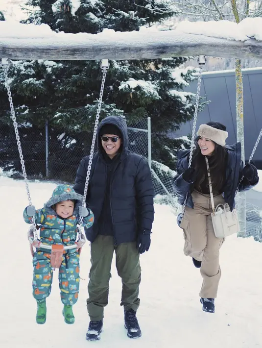 Liburan musim dingin, keduanya kompak dengan jaket puffy bernuansa navy.  [Foto: Instagram/ Tiara Pangestika]