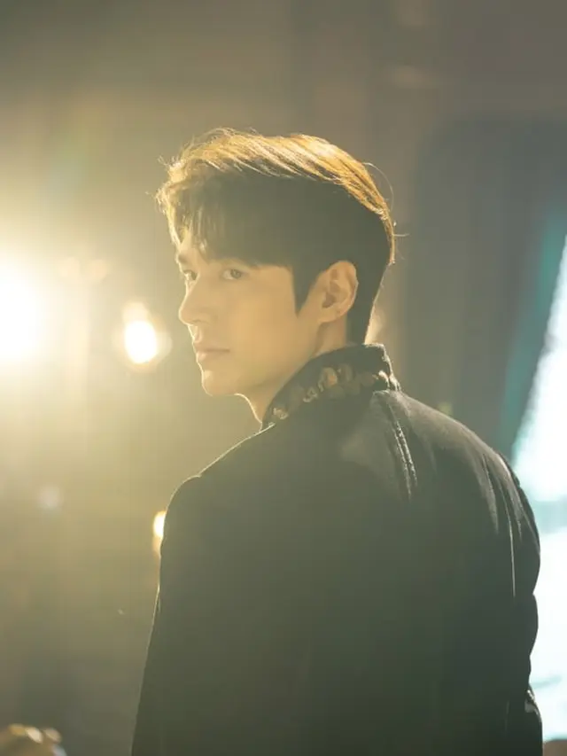 Lee Min Ho dalam The King: Eternal Monarch (SBS via Soompi)