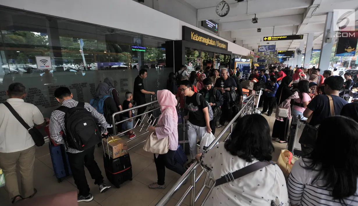 Antrean calon penumpang di pintu keberangkatan Bandara Halim Perdanakusuma, Jakarta, Senin (11/6). Memasuki H-4 Lebaran, ratusan pemudik mulai memadati Bandara Halim Perdanakusuma. (Liputan6.com/Iqbal S. Nugroho)