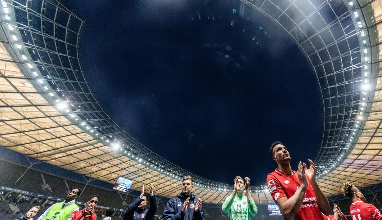 Players of 1. FSV Mainz 05 celebrate after winning the Bundesliga match between Hertha BSC and 1. FSV Mainz 05 at Olympiastadion on February 8, 2020 in Berlin, Germany. (Photo by Boris Streubel/Bundesliga/Bundesliga Collection via Getty Images)