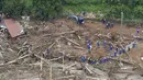 Petugas penyelamat mencari korban hilang akibat tanah longsor setelah hujan lebat melanda Kota Tsunagi, Prefektur Kumamoto, Jepang, Sabtu (4/7/2020). Hujan deras memicu banjir dan tanah longsor di sejumlah wilayah Jepang. (Kyodo News via AP)