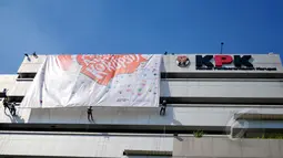 Komunitas Saya Perempuan Antikorupsi! (SPAK) saat memasang banner raksasa bertuliskan "Saya Perempuan Anti Korupsi" di Gedung KPK, Jakarta, Selasa (21/4/2015). Pemasangan banner tersebut dalam rangka memperingati Hari Kartini. (Liputan6.com/Yoppy Renato)