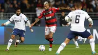 Gelandang Al Hilal, Salem al-Dawsari mengincar gelandang Flamengo Arturo Vidal dalam duel babak semifinal Piala Dunia Antarklub 2022 di Ibn Batouta Stadium, Rabu (8/2/2023) dini hari WIB. Flamengo lebih diunggulkan, tapi Al Hilal menunjukkan level permainan yang lebih tinggi. (Fadel SENNA / AFP)