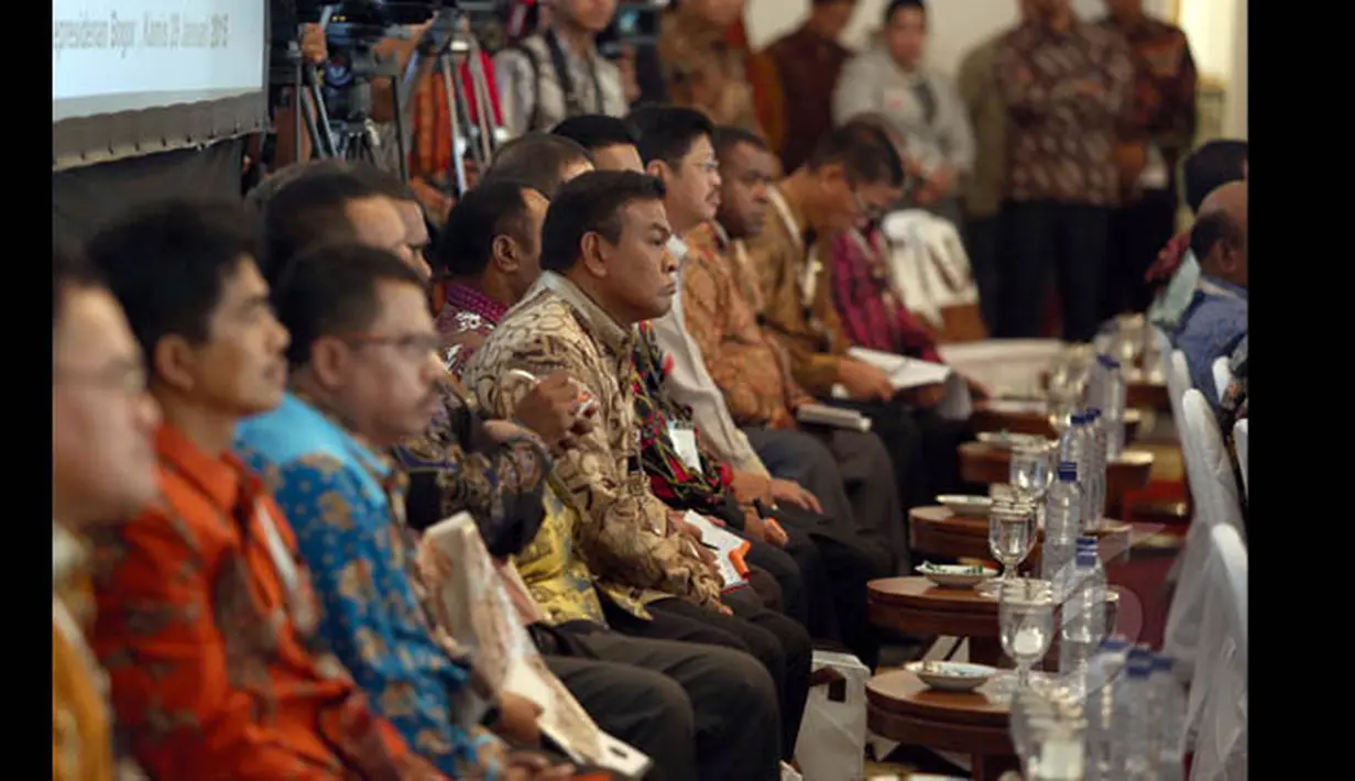 Sejumlah bupati se-Sulawesi dan Papua mengikuti rapat koordinasi dengan Presiden Joko Widodo di  Istana Bogor, Jawa Barat, Kamis (29/1/2015). (Liputan6.com/Faizal Fanani)