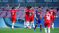 Para pemain Granada merayakan gol yang dicetak oleh Jorge Molina ke gawang Barcelona pada laga Liga Spanyol di Stadion Camp Nou, Jumat (30/4/2021). Barcelona takluk dengan skor 1-2. (AFP/Lluis Gene)