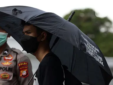 Aktivis dan keluarga serta korban pelanggaran HAM masa lalu melakukan Aksi Kamisan di depan Istana Negara, Kamis (25/11/2021). Sudah 706 kali, para korban dan keluarga menuntut tanggung jawab negara dalam menuntaskan kasus pelanggaran HAM berat di Indonesia. (Liputan6.com/Helmi Fithriansyah)