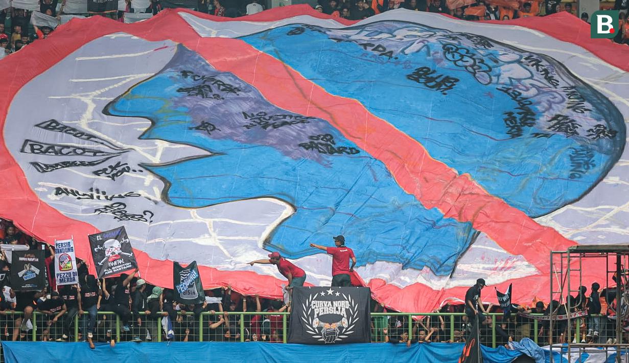 Suproter Persija Jakarta melakukan koreografi dalam laga lanjutan BRI Liga 1 2024/2025 melawan Persib Bandung di Stadion Patriot Candrabhaga, Bekasi, Minggu (16/02/2025). (Bola.com/M Iqbal Ichsan)