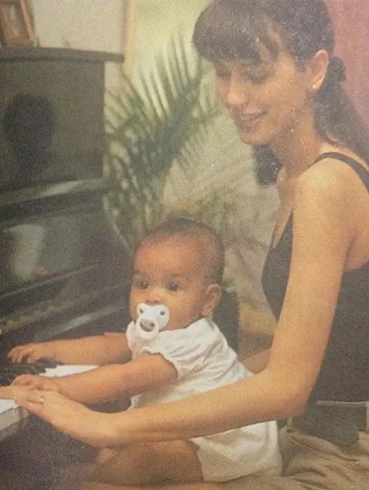 Tak hanya kecantikannya, bakat bermusik dan akting dari ayah dan ibunya pun menurun ke Eva Celia. (Liputan6.com/IG/@evacelia)