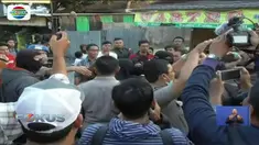 Dalam penangkapan yang terjadi di sebuah rumah makan, tiga terduga teroris diamankan bersama sejumlah barang bukti.