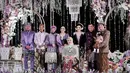 Keluarga inti Aurel Hermansyah dan Atta Halilintar tampak menghadiri acara Mitoni ini dalam busana serba ungu. [Foto: Instagram/attahalilintar]