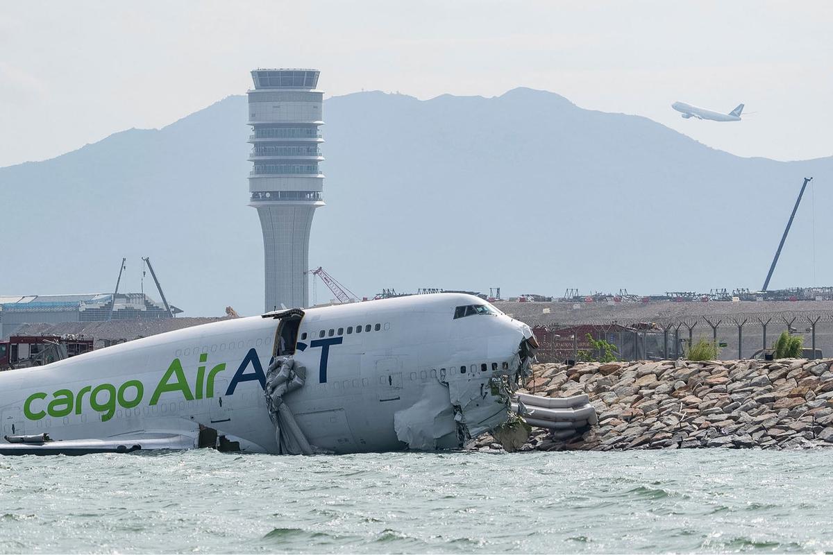 FOTO: Pesawat Kargo Tergelincir ke Laut di Bandara Hong Kong, Dua Tewas