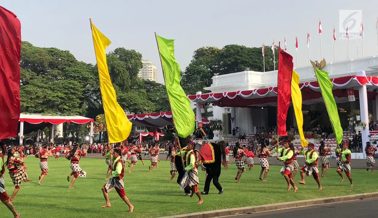 Ratusan Penari menyuguhkan pementasan tarian kuda lumping selama HUT ke-74 RI di Istana Merdeka, Jakarta, Sabtu (17/8/2019). Kuda lumping juga disebut jaran kepang atau jathilan adalah tarian tradisional Jawa yang menampilkan sekelompok prajurit tengah menunggang kuda. (Liputan6.com/Lizsa)
