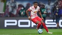 Christopher Nkunku adalah salah satu pemain paling berkembang pada musim ini. Penyerang RB Leipzig itu telah membukukan 20 gol dan 15 assist dalam 33 penampilannya di Bundesliga. Nkunku juga tercatat telah menyabet gelar Man of The Match di liga sebanyak 9 kali pada musim 2021/22. (AFP/Ronny Hartmann)