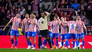 Pemain Barcelona, Jules Kounde, tampak kecewa setelah ditaklukkan Atletico Madrid pada leg pertama semifinal Copa del Rey 2025/2026 di Stadion Metropolitano, Madrid, Jumat (13/2/2026) dini hari WIB. (AP Photo/Manu Fernandez)