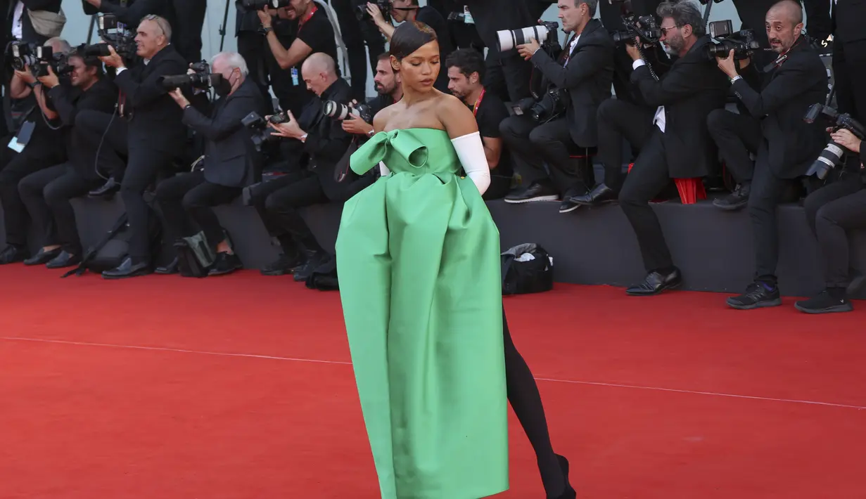 Taylor Russell berpose untuk fotografer setibanya di pemutaran perdana film 'Bones and All' selama Venice Film Festival ke-79 di Venesia, Italia (2/9/2022). Taylor juga memasangkan miliknya dengan sarung tangan putih, ini memberikan nuansa agung pada ansambel. (Photo by Joel C Ryan/Invision/AP)