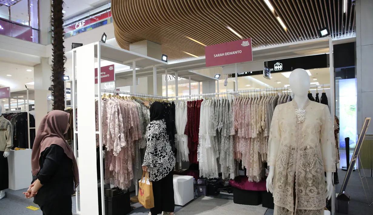 Sarah Dewanto juga memiliki desain kebaya modern dengan berbagai warna pilihan. Cocok digunakan untuk acara formal hingga daily.  [Adrian Putra/Fimela]