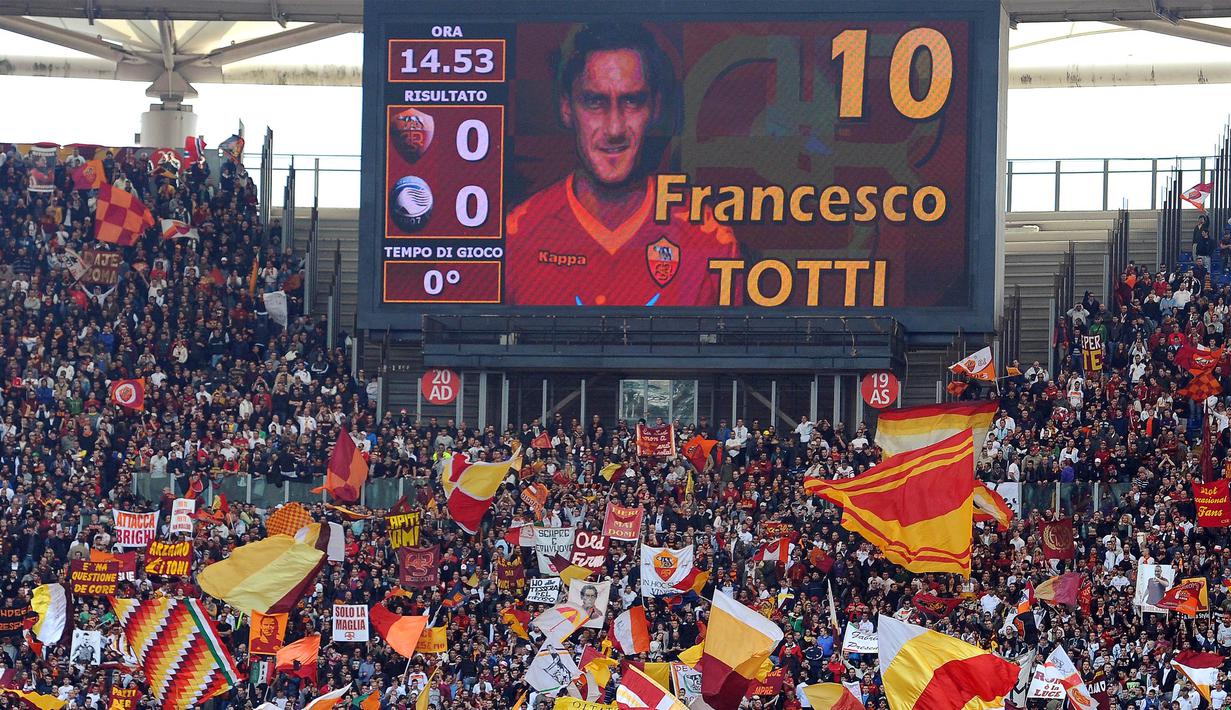 Papan skor menampilkan foto dari kapten AS Roma, Francesco Totti saat laga Serie A melawan Atalanta di Stadion Olimpico, Roma, Minggu (11/4/2010). (EPA/Ettore Ferrari)