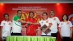 Menpora Imam Nahrawi (ketiga kiri) bersalaman dengan Consumer Health Division Director PT Kalbe Farma Tbk, Yusuf Hady (keempat kiri) usai menyaksikan penandatanganan MoU program Ayo Bergerak!, Jakarta, Jumat (27/11/2015). (Liputan6.com/Helmi Fithriansyah)
