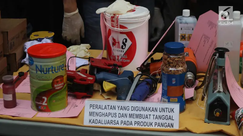 Polisi Gerebek Gudang Makanan Kedaluwarsa