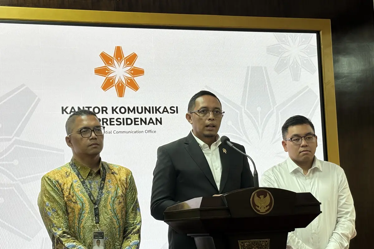 Kepala Kantor Komunikasi Kepresidenan Hasan Nasbi memberikan penjelasan soal pengumuman kabinet yang akan dibentuk oleh Presiden Prabowo Subianto. (Tira/Liputan6.com)