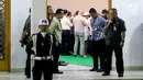 Jenazah Presiden RI ke-3 BJ Habibie disalatkan di Rumah Duka RSPAD, Jakarta, sebelum disemayamkan di Rumah Duka Patra Kuningan Rabu (11/9/2019). BJ Habibie wafat pada hari Rabu (11/9) sekitar jam 18.05 WIB di usia 83 tahun. (Liputan6.com/Helmi Fithriansyah)