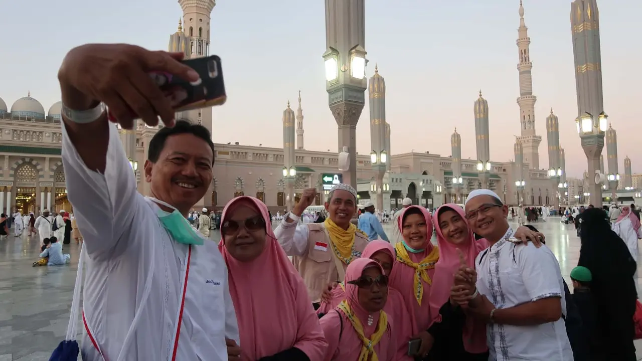 Jemaah haji melakukan foto bersama di Masjid Nabawi. Foto: Darmawan/MCH