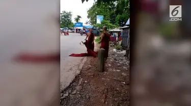 Aksi adu jotos dua biksu Buddha asal Myanmar viral di sosial media.