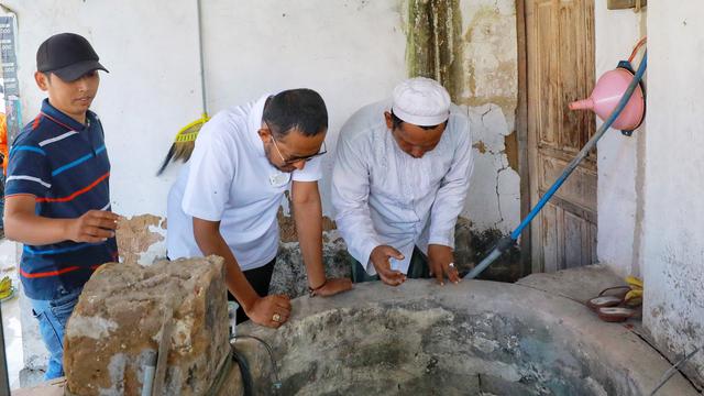 Bupati Sumenep Achmad Fauzi saat memeriksa sumur warga  yang menjadi lokasi munculnya dentuman misterius. (Istimewa)