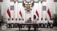 Menlu Retno Marsudi menandatangani serah terima kepada keluarga di kantor Kementerian Luar Negeri, Jakarta, Senin (2/5). Kedatangan 10 WNI Sandera Abu Sayyaf  tersebut untuk diserahterimakan kepada Keluarga. (Liputan6.com/Faizal Fanani)