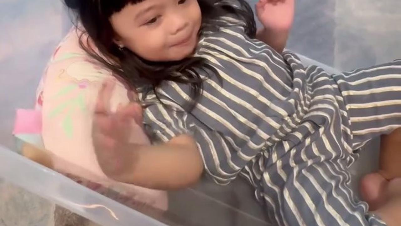 Kelakuan Random Ameena Anak Aurel Hermansyah dan Atta Halilintar, Tidur di Box Kontainer