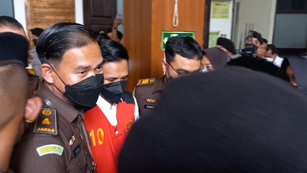 PN Jaksel pada hari ini, Selasa (18/10/2022) menggelar sidang perdana untuk membacakan dakwaan terhadap Richard Eliezer Pudihang Lumiu alias Bharada E terkait pembunuhan berencana Brigadir J.