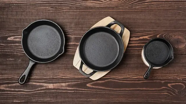 Tiga buah panci berbahan dasar besi cor (Foto Dok: Freepik/boomeart)