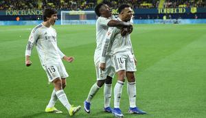 Pemain Real Madrid Kylian Mbappe (kanan) merayakan gol kedua bagi timnya bersama Vinicius Junior dan Gonzalo Garcia pada laga La Liga/Liga Spanyol antara Villarreal vs Real Madrid di Villarreal, Spanyol, Sabtu, 24 Januari 2026. (AP Photo/Alberto Saiz)