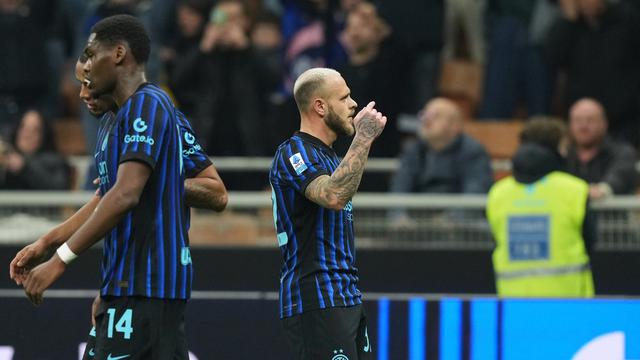 Pemain Inter Milan Federico Dimarco (kanan) merayakan gol pembuka timnya pada laga Serie A/Liga Italia antara Inter vs Genoa