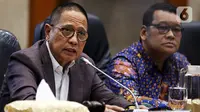 Ketua Komisi XI DPR RI Dito Ganinduto (kiri) saat  konferensi pers di Ruangan Komisi XI, Kompleks Parlemen, Senayan, Jakarta, Selasa (21/1/2019). Konferensi pers tersebut terkait Komisi XI sepakati membantuk Panja pengawasan kinerja industri jasa keuangan. (Liputan6.com/Johan Tallo)