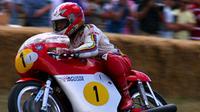 Giacomo Agostini menunggangi motor MV Agusta 500 Three. (Motorcycleonline.com)