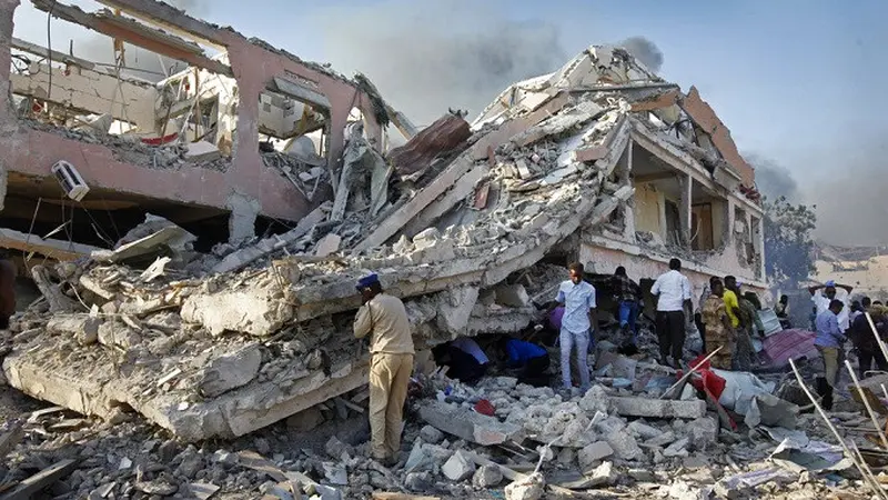 Ledakan akibat bom truk di Mogadishu, Somalia, memicu kehancuran berskala besar terhadap sejumlah gedung dan kendaraan